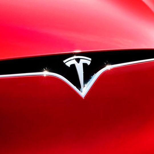 Tesla hat zum ersten Mal in der Firmengeschichte drei Quartale in Folge mit einem Gewinn abgeschlossen. Tesla hat zum ersten Mal in der Firmengeschichte drei Quartale in Folge mit einem Gewinn abgeschlossen.