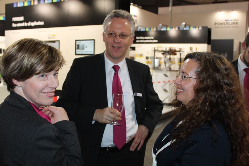 Am Dienstagabend wurde bei der Vogel Business Media am Messe-Stand in Halle 9 traditionell auf eine erfolgreiche Hannover Messe 2014 angestoßen. Gute Gespräche und Live-Musik von der Band „Famos“ sorgten bei den zahlreichen Standpartygästen für eine ausgelassene Stimmung. (Siegl/Vogel Business Media)
