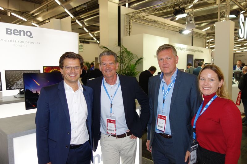 (v. l.) Oliver Barz, BenQ, mit Thomas Kasper und Christian Schneider, AXIA², und Hannah Lamotte, IT-BUSINESS (Bild: IT-BUSINESS)