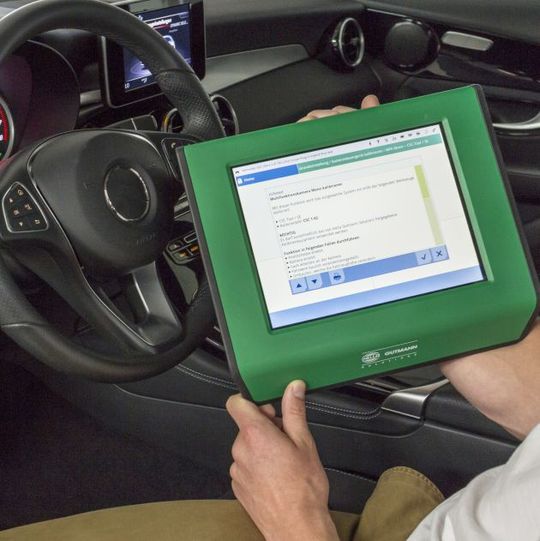 Ab sofort kann der Mega Macs von Hella Gutmann auch neueste Mercedes-Benz-Modelle diagnostizieren.(Bild:  Hella Gutmann Solutions GmbH)