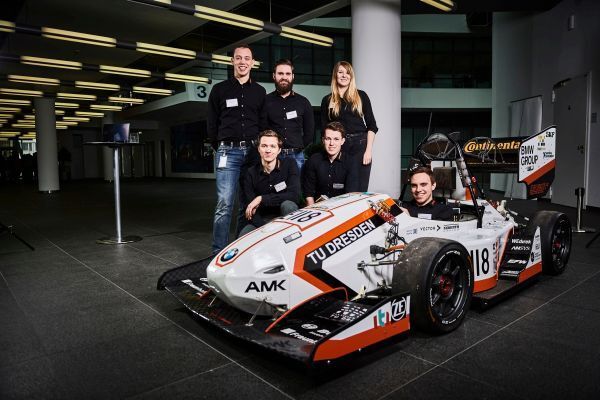 Formula Student Engagement der BMW Group: Team „elbflorace“ der TU Dresden mit ihrem Rennwagen (BMW)