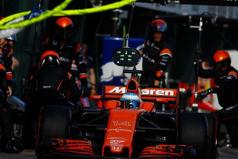 Die addditive Fertigung und leichtere Bauteile machen den Sieg jedoch nicht allein aus. Am Sitz von McLaren in Woking können die Formel-1-Teams deshalb den Boxenstopp trainieren, damit im Renneinsatz alles reibungslos funktioniert. (LAT/McLaren)