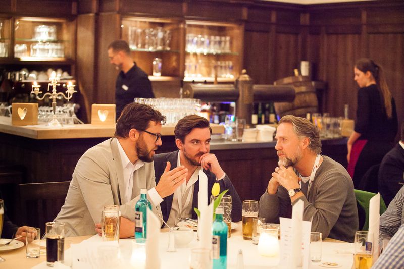 Ins Gespräch vertieft, Ralph Friedrichs (CYBERDYNE IT GmbH), Timo Franz (iTeam) und Marcus Stritter (BFL Leasing GmbH) (iTeam)