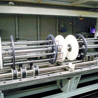 The new setup concept further reduces processing time. Previously, the worms had to be clamped on both sides; now, they are simply placed in the workpiece holder. (Image:Rösler Oberflächentechnik GmbH)