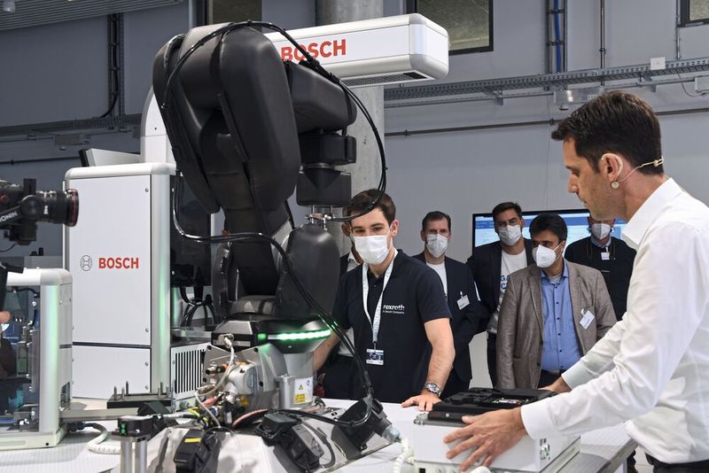 Automatische Produktionsassistenten mit einer sensorgestützten, virtuellen Schutzfunktion ermöglichen das sichere Zusammenspiel von Mensch und Maschine. (Bild: Stefanie Michel)