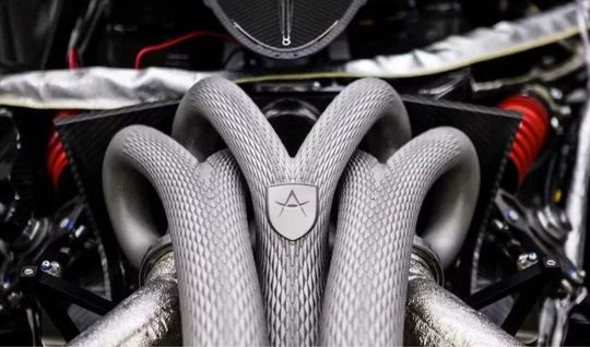 Die Drachenschuppenstruktur ist nicht nur ästhetisch, sondern auch funktional, da sie die Wärmeverteilung über die gesamte Struktur verbessert.(Bild:  Apollo Automobil)