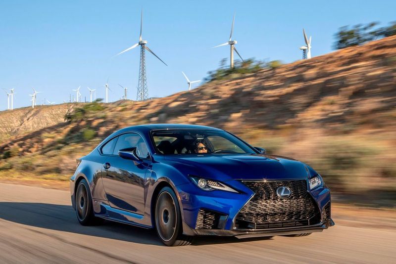 Der Fünf-Liter-Achtzylinder, der ohne Turbohilfe auskommt, leistet jetzt 341 kW/464 PS und verzichtet im Pferdestall unter der Haube auf zehn PS. (Lexus)