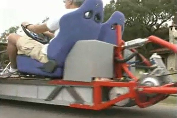 Probefahrt: Gerd Krysztopik mit seinem EZ-EV auf der Straße (Bild: ZWheelz)