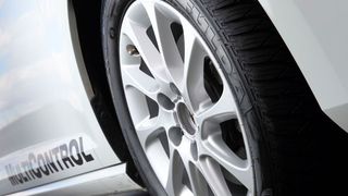 Für Autofahrer, die nicht zweimal im Jahr umrüsten möchten, bietet Fulda jetzt erstmals einen Ganzjahresreifen namens Multicontrol an. (Fulda)