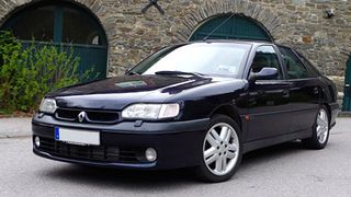 Der Renault Safrane war und ist ohnehin ein seltener Anblick auf der Straße. Noch exotischer ist der Biturbo, von dem nur etwas über 600 Modelle verkauft wurden. (Foto: Patrick Broich/SP-X)