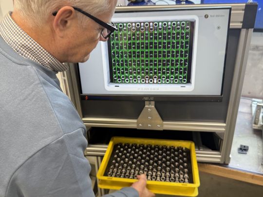 KI‑gestützter Prüfstand: Geordnete Bauteile in der Eurobox während der optischen Inspektion. (Bild:  Danube Dynamics Embedded Solutions GmbH)