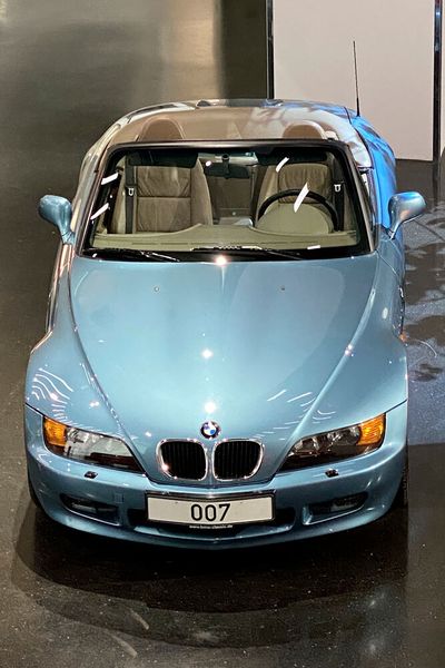 Weltweite Popularität gewann der BMW Z3 im November 1995 als Dienstwagen von 007 James Bond im Blockbuster „GoldenEye“. (Bild: BMW)