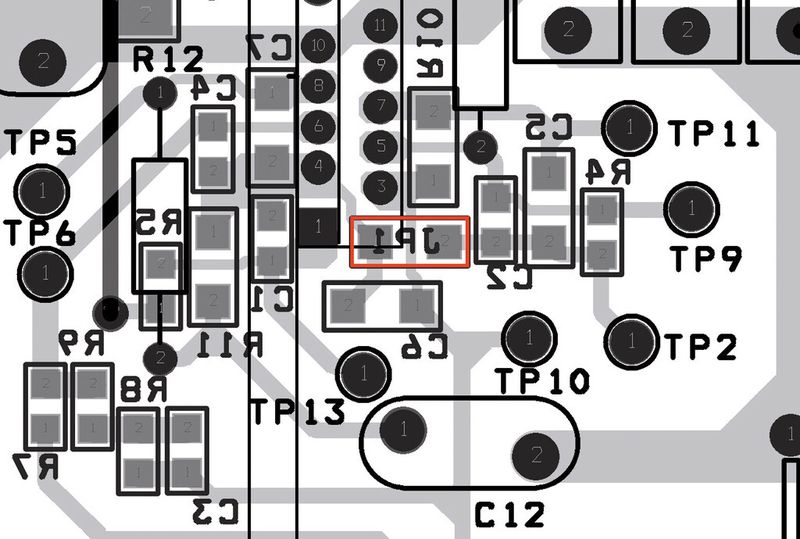 Bild 3: Alternatives Layout für den Bereich unter dem LCS-IC mit runden Lötpads; die rote Umrandung markiert einen Jumper, der zwei Massebahnen miteinander verbindet (Power Integrations)