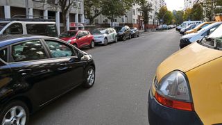 Besonders in den Metropolen ist der Autoanteil nach wie vor deutlich geringer als in ländlichen Räumen. (Bild: 20211018_Verkehr_Kreuzberg-02 / thomas_wiegold / CC BY-SA 2.0)