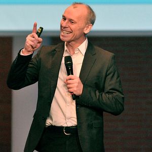 CAM-Direktor Stefan Bratzel: „Wenn Sie experimentieren und ein Gefühl für die Entwicklung bekommen, werden Ihnen Geschäftsmodelle in den Sinn kommen, an die heute noch niemand denkt.“(Bild:  Zietz / »kfz-betrieb«)