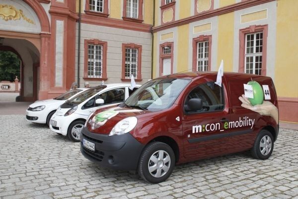 Bertha Benz Challenge, 2. Tag: Ankunft der Teilnehmer am Bruchsaaler Schloss. Im Vordergrund der Renault X-PRESS ZE von m:con goes grün. (Ulrich Steinlechner)