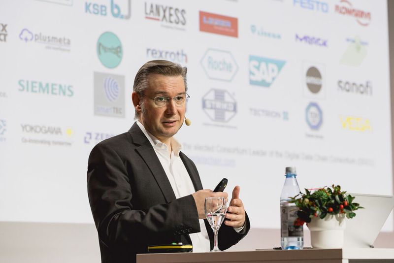 Christoph-Attila Kun vom Digital Data Chain Consortium erklärt, wie ein branchenweites Netzwerk den digitalen Wandel in der Prozessindustrie vorantreibt – effizient und kollaborativ. (Bild: Stefan Bausewein)