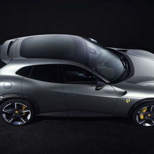 Das Carbondach senkt Gewicht und Schwerpunkt deutlich ab.(Bild:  Autoren-Union Mobilität / Ferrari)