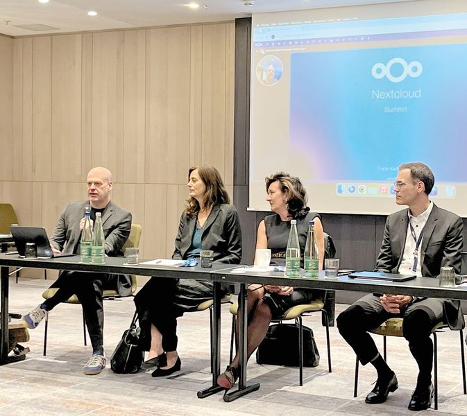 Neben Frank Karlitschek beim Presse-Roundtable auf dem Nextcloud-Summit: Alexandra Geese, (MEP, Greens/EFA), Dr. Christina Caffara (Antitrust-Expertin) und Dr. Markus Noga (CTO Ionos). (Bild: Vogel IT-Medien)