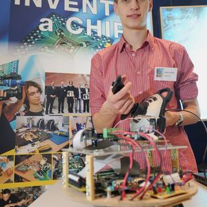 Kevin Läufer vom Gymnasium am Hoptbühl in Villingen hat im vergangenen Jahr  mit seinem Omni-Wheel-Drive-Controller den 2. Platz belegt. Dieser Controller soll dafür verwendet werden, einen Roboter mit seinen Omni-Wheels auf einer geraden Strecke laufen zu lassen. 