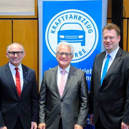 Vor der Neuaufstellung des Landesverbandes: Michael Ziegler (Kandidat für das Präsidentenamt), Harry Brambach (scheidender Präsident) und Carsten Beuß (Hauptgeschäftsführer).   (Bild:  Baeuchle/»kfz-betrieb«)