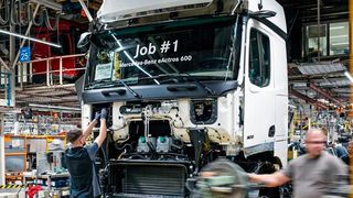 Der Elektro-Lkw e-Actros 600 von Daimler Truck läuft jetzt vom Band. Viele Fahrzeuge werden zunächst bei Händlern zur Schau gestellt, einige gehen aber auch zu ersten Nutzern. (Bild: Daimler Truck)
