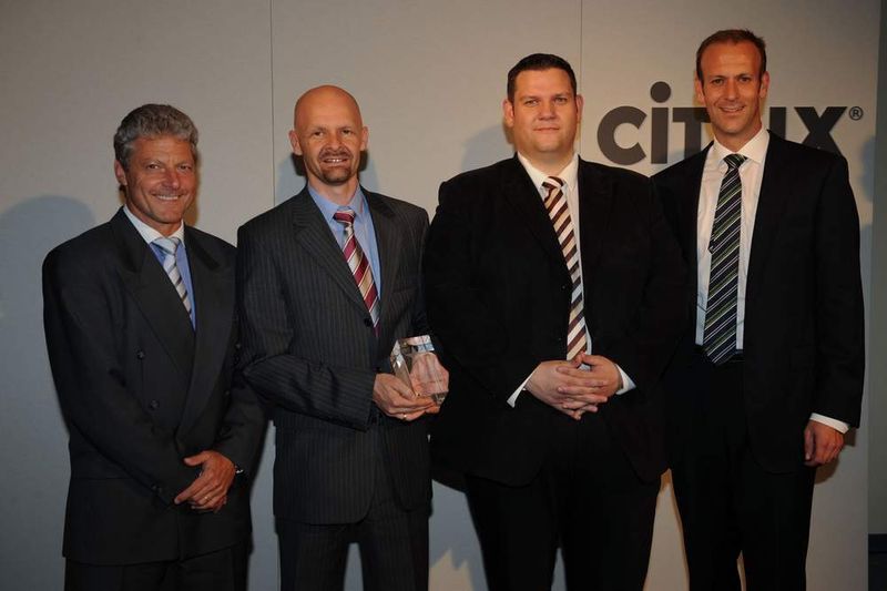 Das „Most Innovative Project” – die Server-Virtualisierung bei SAP – brachte hscon einen Preis ein. V.l.n.r.: Citrix-Chef Karl-Heinz Warum, Christian Huber, Geschäftsführer hscon, Claus Cernobruja, Key Account Manager hscon, und Peter Goldbrunner, Director Partner Sales Citrix. (Archiv: Vogel Business Media)