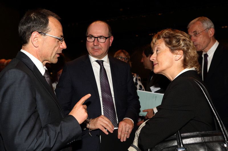 Bundesrätin Eveline Widmer-Schlumpf im Gespräch mit Lino Guzella und Claude Alain Margelisch. (Bild: Europa Forum Luzern)