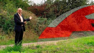 Der Präsident der TH Bingen, Prof. Klaus Becker, steht am möglichen Standort des Transrapids hinter dem Campus. (TH Bingen)