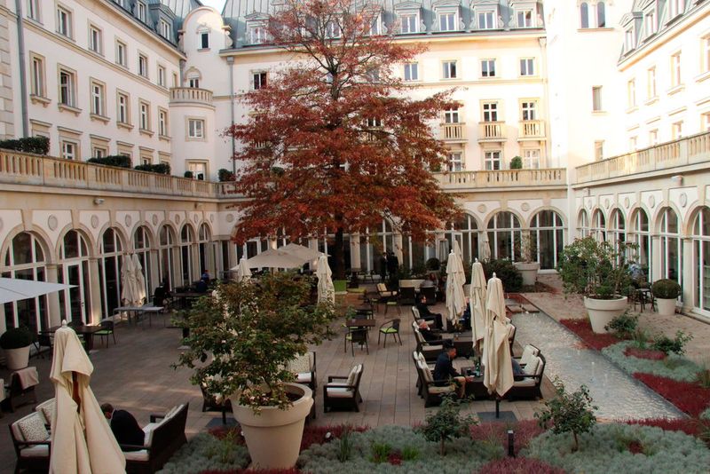 Veranstaltungsort für den sechsten Enterprise Mobility Summit war erneut die Villa Kennedy im Herzen Frankfurts, die auch in diesem Jahr bei schönstem Wetter sowohl tagsüber ... (Bild: Vogel IT-Akademie)