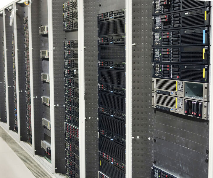 Abbildung 3: Die Storage-Halle ist gefüllt mit Storage-Racks von EMC. (Bild: WirelessCar)