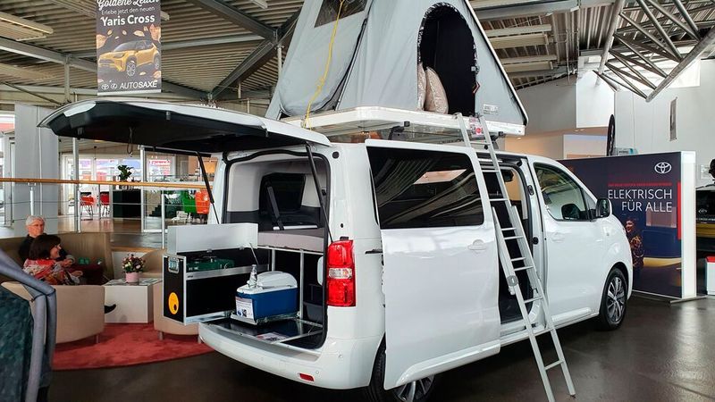 Auto Saxe verkauft sehr erfolgreich Zubehör: Das Autohaus präsentiert Neuwagen meistens gleich mit passendem Zubehör im Showroom. Über plakativ platzierte QR-Codes in den Seitenscheiben und in der Fahrertür gelangen die Kunden gleich zum passenden Zubehör für ihr Wunschfahrzeug – eine Idee, die Toyota als Best Practice übernommen hat. (Bild: Mauritz/»kfz-betrieb«)