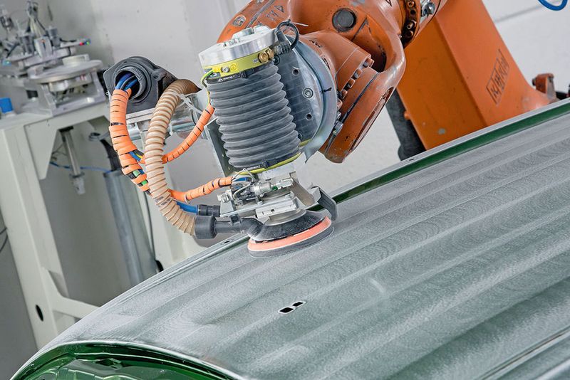 Bild 4: Mit dem aktiven Kontaktflansch ACF von Ferrobotics als Kernkomponente beschleift ein Assistenzroboter eine Karosserie. (Bild: Ferrobotics)