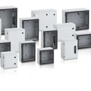 Neben Leergehäusen bietet Spelsberg in der Geos-Serie nun auch Schaltschränke an. Die Türen sind wahlweise in grauer oder transparenter Ausführung erhältlich.