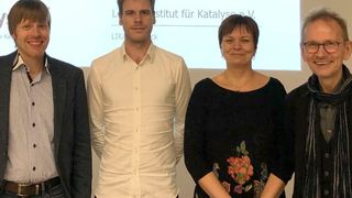 Präsentation einer erfolgreichen Zusammenarbeit (v.l.n.r.): Dr. Christoph Schotes von Bayer  sowie Dr. Thomas Leischner, Dr. Kathrin Junge und Prof. Matthias Beller vom Likat.  (Bayer Crop Science)