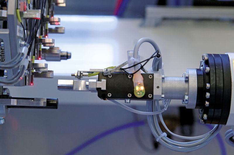 Bild 1: Da keine Druckluft im produktberührenden Bereich verwendet werden durfte, kommt ein elektrischer Parallelgreifer zum Einsatz. (Bild: Gimatic)