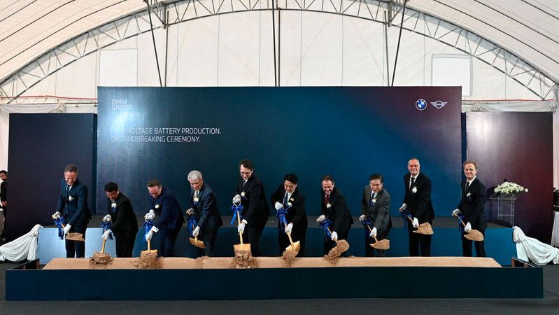 Der Spatenstich mit Produktionsvorstand, Vertretern der thailändischen Regierung und dem deutschen Botschafter markiert den Beginn der Bauarbeiten für eine Hochvoltbatterie-Montage im thailändischen BMW-Werk Rayong.(Bild:  BMW)