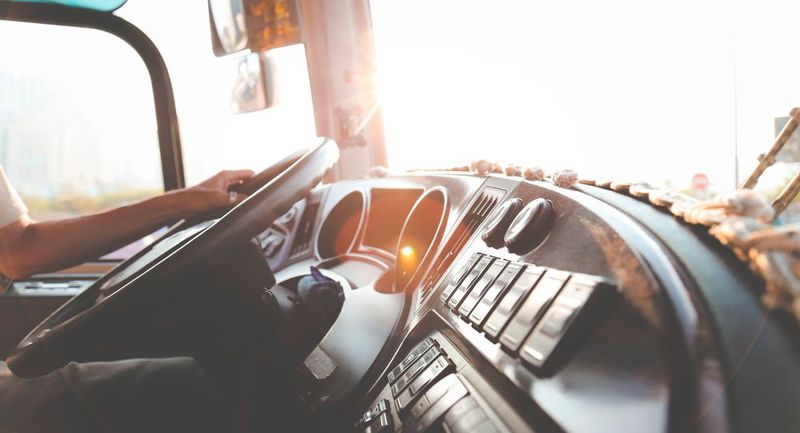 Das Hamburger Start-up JobMatchMe (www.jobmatch.me/) bringt Spediteure und Fahrer über zwei Jobportale zusammen. JobMatchMe hat sich zum Ziel gesetzt, in Zeiten des Fahrermangels die Suche nach qualifizierten Mitarbeitern sowie die Suche nach dem passenden Arbeitgeber für beide Seiten zu vereinfachen. Lkw-Fahrer und Spediteure werden dabei über einen intelligenten Matching-Algorithmus zusammengeführt. Hierfür hat JobMatchMe zwei verschiedene Plattformen entwickelt: truck-pro.eu richtet sich an Speditionen, truck-jobs.de an Fahrer. Der Algorithmus des Matching-Portals beruht auf den Erkenntnissen aus zahlreichen Gesprächen mit Fahrern und Unternehmern. Er kombiniert technische Innovationen mit persönlichen Erfahrungswerten. (Bild: Pexels)