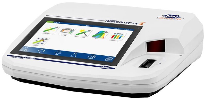 Macherey-Nagel wird auf der Ifat das neue Spektralphotometer Nanaocolor VIS II vorstellen, welches eine neue Ära der intelligenten Photometrie einläuten soll. So lässt es sich wie ein Smartphone oder Tablet bedienen – intuitiv und iconbasiert über den eingebauten 10-Zoll- HD-Touchscreen. Das Photometer bietet zudem zahlreiche technische Highlights wie das umfangreiche IQK-Menü, womit sich Messergebnisse und die einwandfreie Funktion des Geräts bequem und regelmäßig überprüfen lassen. Und als einziges Gerät seiner Klasse, so der Hersteller, erlaubt es die automatische Trübungsmessung (NTU-Check) parallel zur Analyse von Rundküvettentesten. (Bild: Macherey-Nagel)
