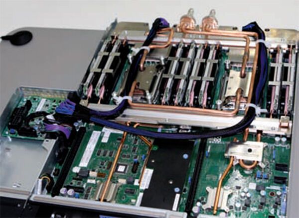 Abbildung 19: „SuperMUC“ war weltweit eines der ersten Großsysteme, das für viele seiner Komponenten (CPUs, Speicher) eine Hochtemperatur-Flüssigkeitskühlung (Eingangstemperatur bis zu 45 Grad Celsius) einsetzt, wobei der Wärmeaustausch direkt an den Komponenten geschah.  (Bild: LRZ)