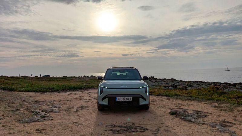 Der EV 3 tritt gegen Konkurrenten wie den Volvo EX 30, den Smart #1/#3 oder den Cupra Born an – da kann eine markante Optik nicht schaden. (Bild: Rosenow – VCG)