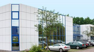 Im Juni hat Hörmann sein neues Montagezentrum in Steinhagen eröffnet. In praxisorientierten Trainings lernen Mitarbeiter und Händler hier die Montage der gesamten Produktpalette von Hörmann. (Hörmann)