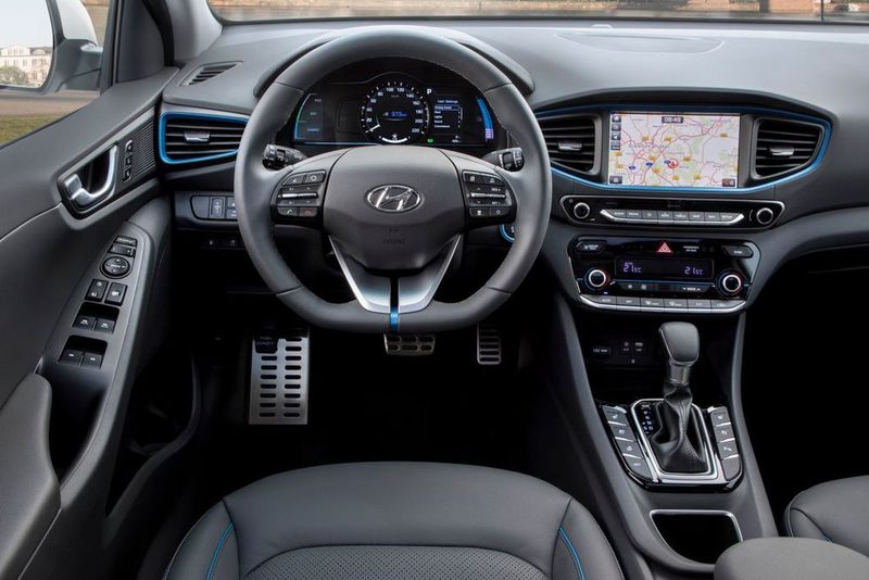 Der Innenraum ähnelt den beiden anderen Varianten. Im Gegensatz zum Ioniq Elektro gibt es einen Schalthebel. (Hyundai)