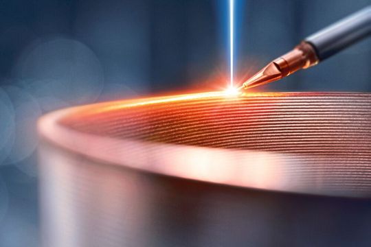 Wo sich Laser schwer tun, können Elektronen punkten. Beim WEBAM-Verfahren von Pro-Beam wird auch Kupfer verschweißt. Wo sich Laser schwer tun, können Elektronen punkten. Beim WEBAM-Verfahren von Pro-Beam wird auch Kupfer verschweißt.