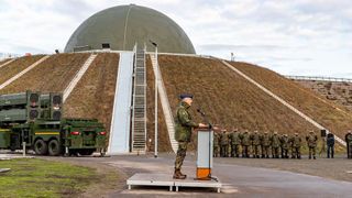 The Inspector of the Air Force, Lieutenant General Holger Neumann, announced in December 2025 the Initial Operating Capability of the Arrow missile defence system to soldiers at Annaburger Heide. (Source: Bundeswehr/Francis Hildemann)