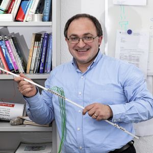 Andrea Bergamini mit dem «phononischen Kristall», dem Modell eines programmierbaren Metamaterials.