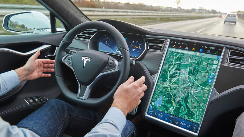 Der „Autopilot“ von Tesla ist ein Assistenzsystem, autonomes Fahren kann er noch nicht ermöglichen, wie möglicherweise zwei Unfallopfer glaubten.