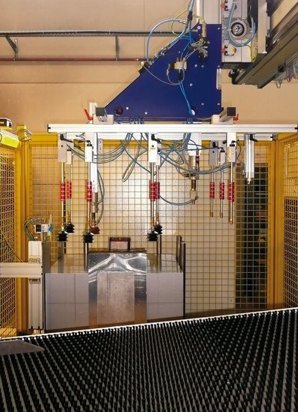 Zur schonenden Behandlung – der Vakuumsauger hebt die Edelstahl-Platinen aus dem Platinenmagazin und legt sie sorgfältig auf dem Zuführtisch der Weil-Rundemaschine RMA 400 ab. Bild: Kuhn (Archiv: Vogel Business Media)