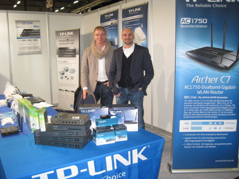 Michael Oster (links) und Marcus Knickmeier (beide TP-LINK) zeigten ihre Netzwerkprodukte. (Bild: IT-BUSINESS)