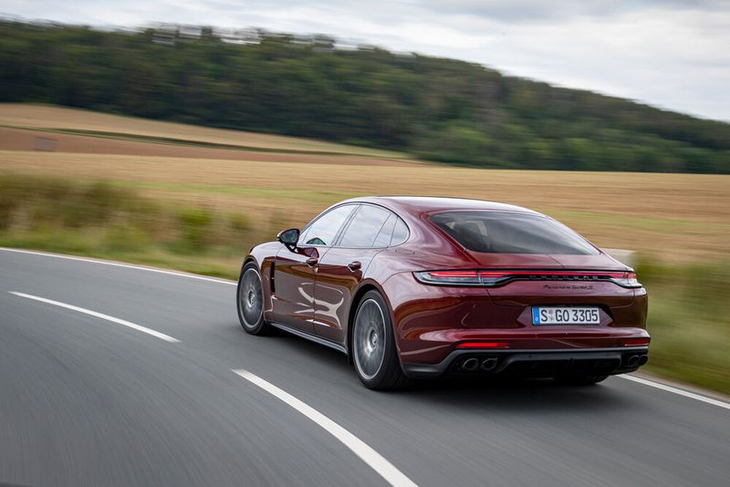 Aber vor allem das Fahrverhalten wurde verbessert.  (Bild:  Auto-Medienportal.Net/Porsche)